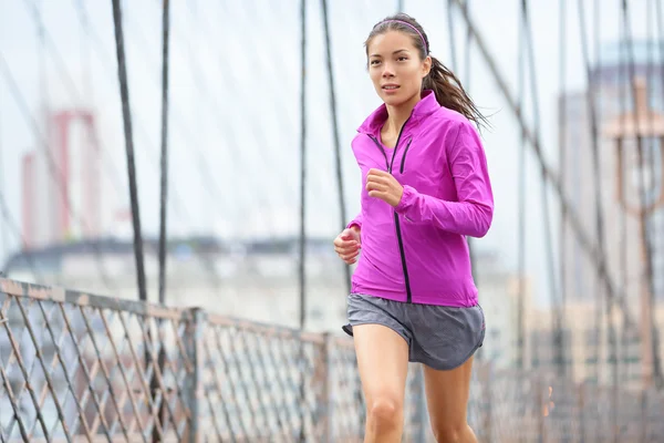 Corredor feminino correndo e correndo em Nova York — Fotografia de Stock
