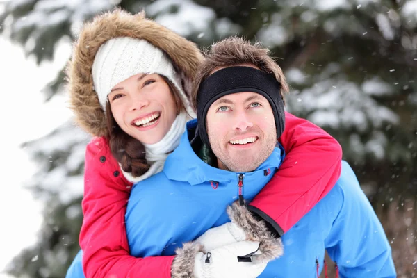 Pareja de invierno feliz piggyback — Foto de Stock