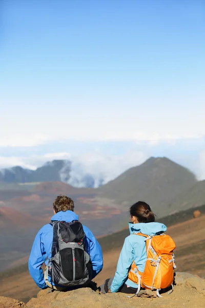 Wanderer - Wanderfreunde sitzen und genießen Gipfelgipfel — Stockfoto