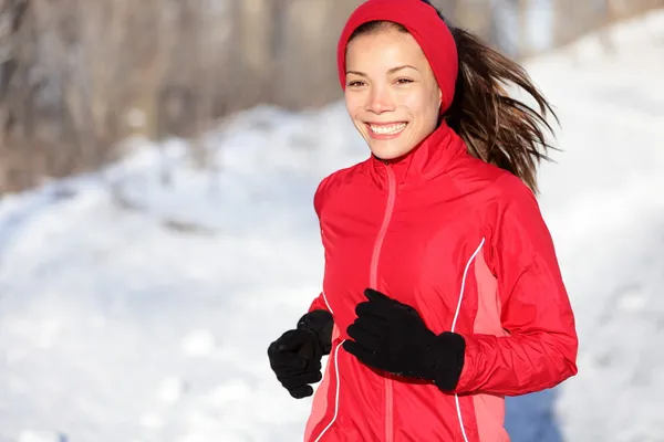 Fitness lopende vrouw in de winter — Stockfoto