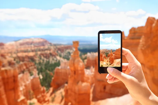 Teléfono inteligente cámara tomando fotos, Bryce Canyon — Foto de Stock