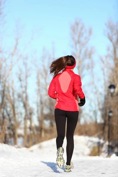 Invierno corriendo mujer en nieve — Foto de Stock