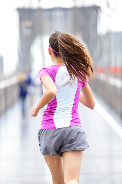 City runner - woman running on Brooklyn Bridge — Stock Photo, Image