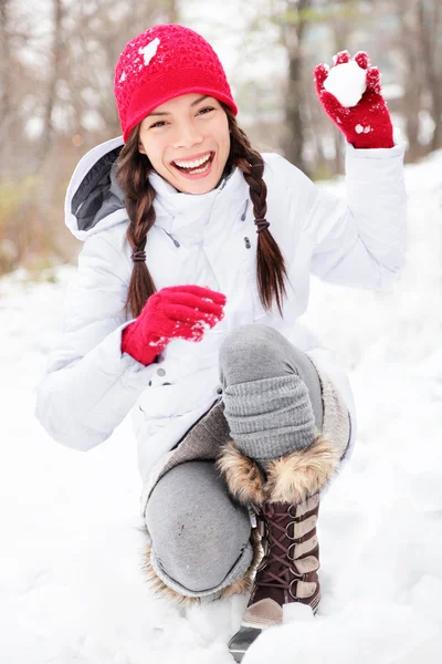 Femme d'hiver jouant dans la neige — Photo