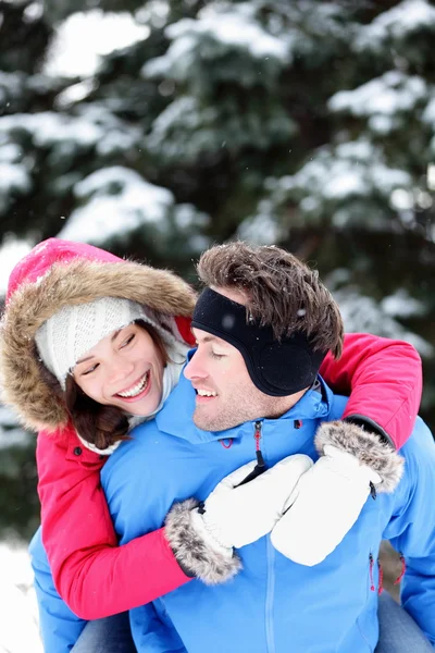 Joyeux couple d'hiver amusant — Photo