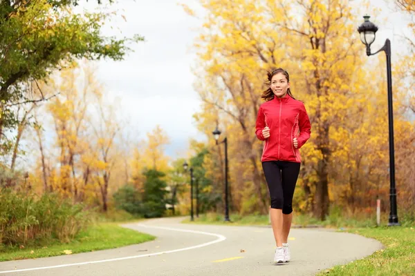 Queda correndo - mulher correndo no outono — Fotografia de Stock
