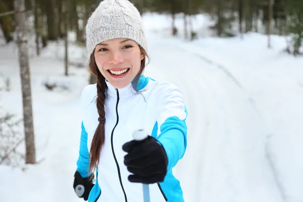 Längdskidåkning kvinna på ski — Stockfoto