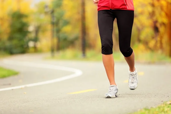 Patas de corredor y zapatillas de running — Foto de Stock