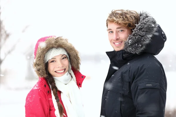 Hiver : jeune couple — Photo