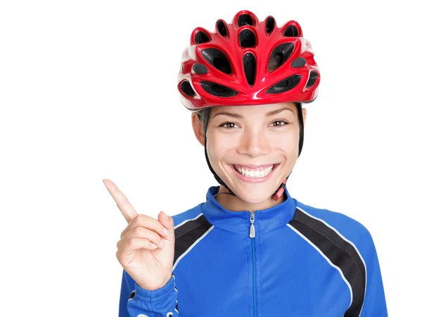 Bicicleta capacete mulher apontando no branco — Fotografia de Stock