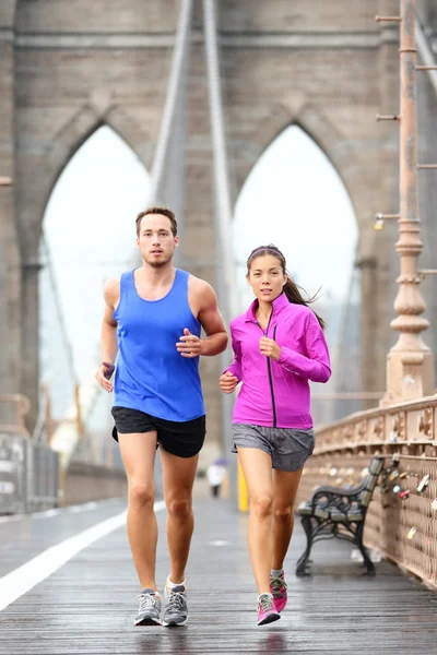 カップルは、ニューヨーク市でジョギングを実行しています。 — ストック写真