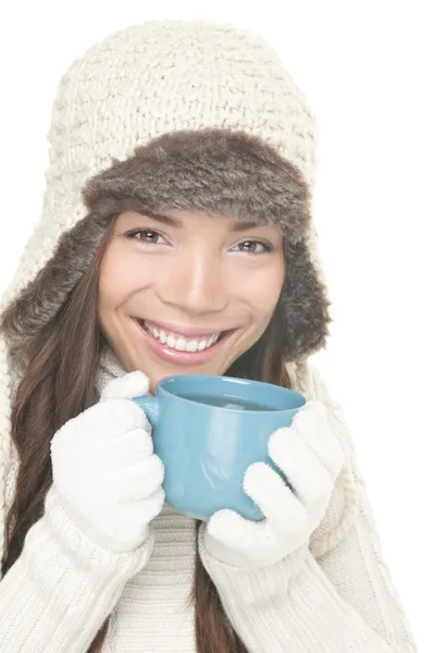 Lachende vrouw winter drinken thee — Stockfoto