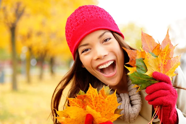 兴奋快乐的秋天的女人 — 图库照片