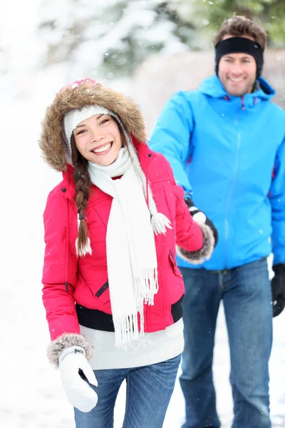 雪の中で幸せな冬カップル — ストック写真