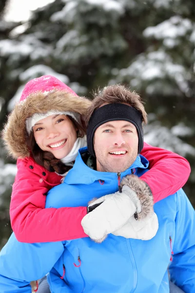 Heureux jeune couple en hiver — Photo