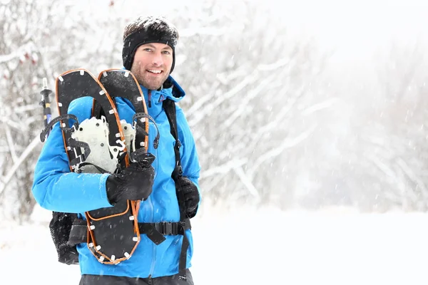 Inverno snowshoeing homem — Fotografia de Stock