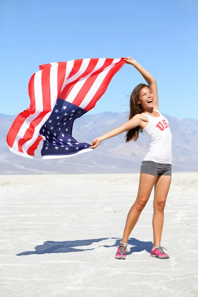 Nás vlajky - atlet žena ukazující americká vlajka usa — Stock fotografie