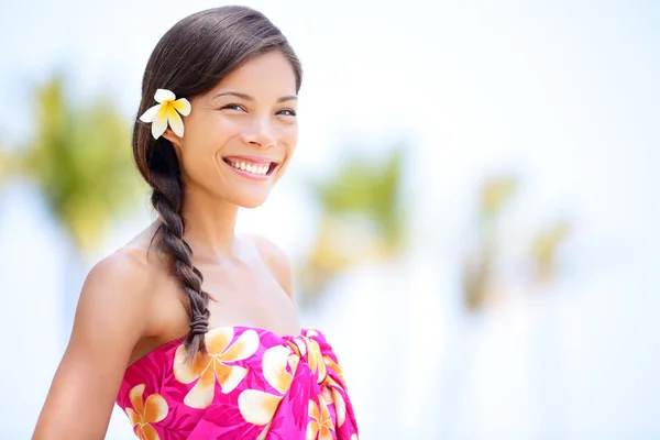 Strand vrouw die lacht gelukkig in sarong — Stockfoto