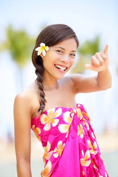 Mujer de playa haciendo señal de mano shaka hawaiano — Foto de Stock