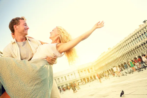 Pareja romántica enamorada divirtiéndose en Venecia — Foto de Stock