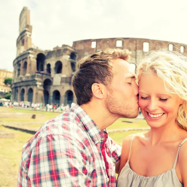 Kärlek - par kyssas kul i Rom vid Colosseum — Stockfoto