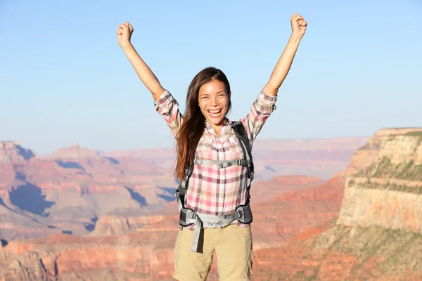 Feliz ganadora mujer excursionista en el Gran Cañón animando —  Fotos de Stock