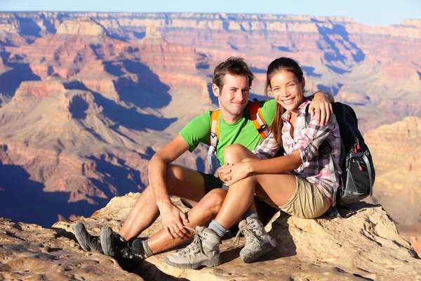 Pěší turistika pár portrét - turisté v Grand Canyon — Stock fotografie