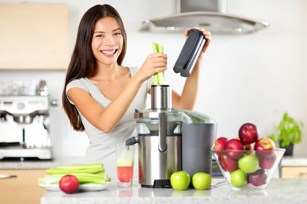 Vegetable juice raw food - healthy juicer woman — Stock Photo, Image