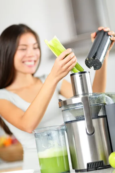 Suco de legumes - mulher juicing vegetais verdes — Fotografia de Stock