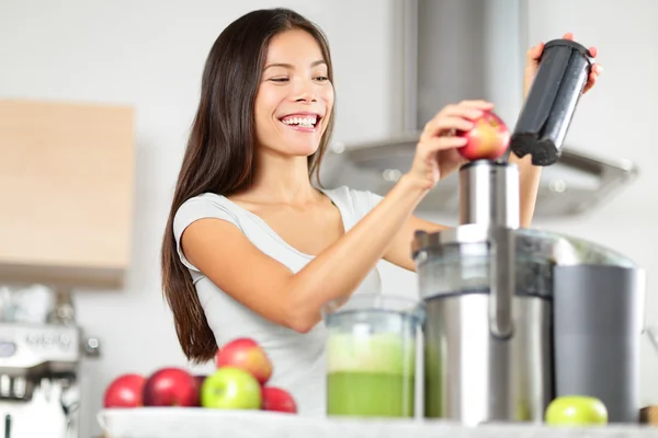 Juicing - woman making apple and vegetable juice — Stock Photo, Image