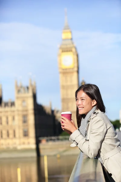 ビッグベンがコーヒーを飲むによって幸せなロンドンの女性 — ストック写真
