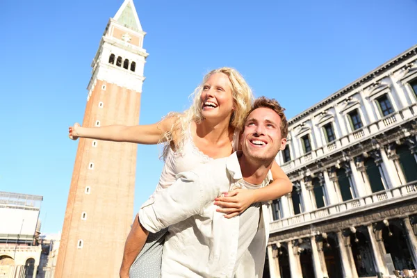 Romantiska par i kärlek har roligt i Venedig — Stockfoto