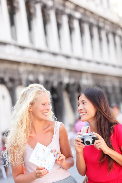 Travel friends tourist with camera and map, Venice — Stock Photo, Image