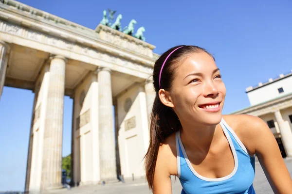 Mujer corredora corriendo en Berlín, Alemania — Foto de Stock