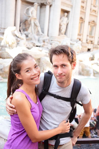 Retrato de pareja feliz, Fontana de Trevi — Foto de Stock