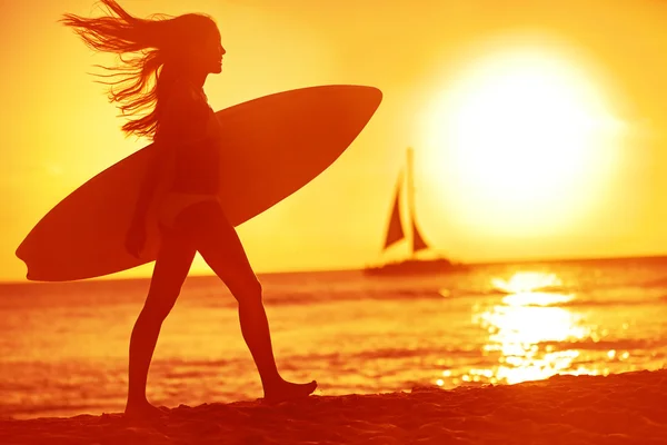 Surfista surfista mulher bebê praia diversão ao pôr do sol — Fotografia de Stock