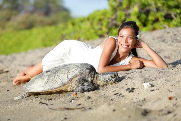 Turtle and woman lying on beach, Big Island Hawaii — Stock Photo, Image