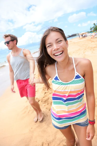 Pláž lidí - mladý pár držení rukou chůzi — Stock fotografie