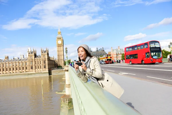 Londen reizen vrouw toeristische door big ben en de rode bus — Stockfoto