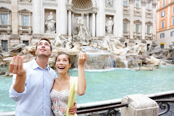 Casal de viagem trowing coin at Trevi Fountain, Roma — Fotografia de Stock