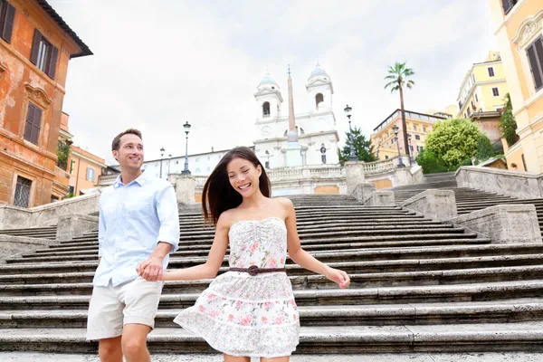 Szczęśliwa para na schodach hiszpańskich, Rzym, Włochy — Zdjęcie stockowe