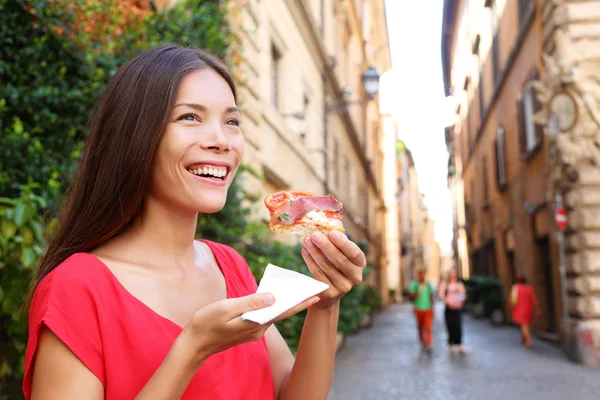 Pizza kobieta jedzenie kawałek pizzy w Rzym, Włochy — Zdjęcie stockowe