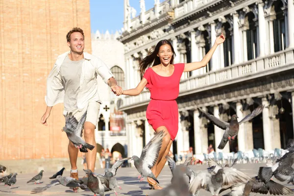 Par i kärlek har lekfulla kul i Venedig — Stockfoto