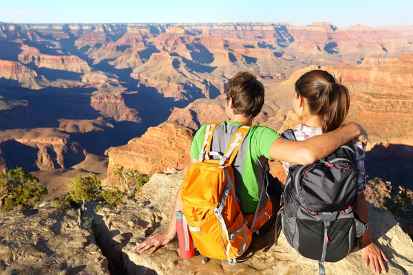 Caminhantes em Grand Canyon desfrutando de vista — Fotografia de Stock