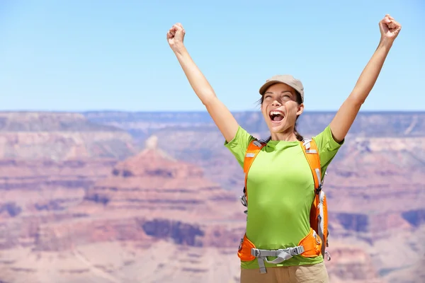 Celebrando a mulher caminhante feliz Grand Canyon — Fotografia de Stock