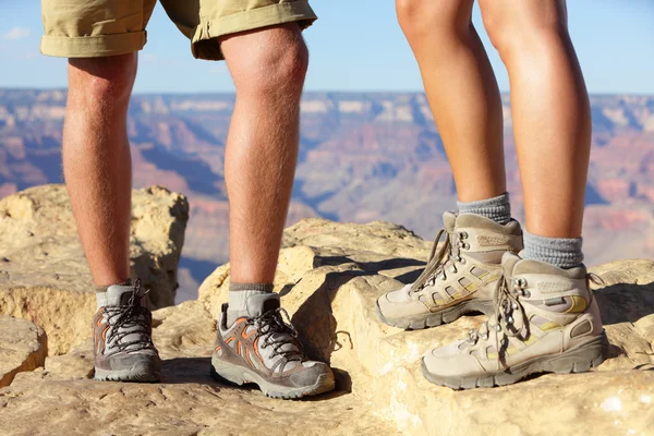 Wandelen schoenen op wandelaars in de grand canyon — Stockfoto