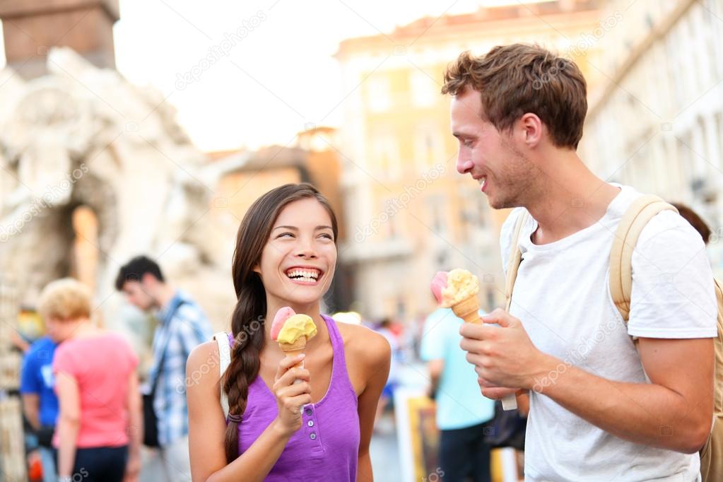 Pareja tomando helado fotos de stock, imágenes de Pareja tomando helado sin  royalties | Depositphotos
