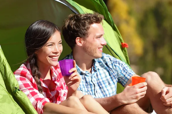 Pareja camping agua potable en tienda feliz — Foto de Stock