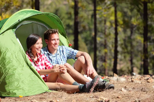 Camping casal na tenda sentado olhando para a vista — Fotografia de Stock