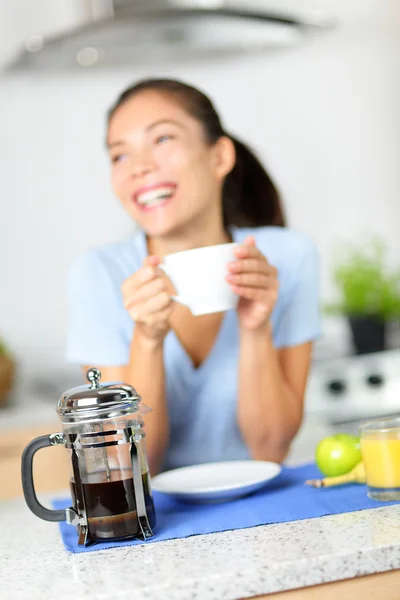 Koffie - Franse pers koffie en vrouw drinken — Stockfoto